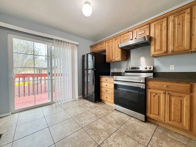 Building Photo - Charming 3-Bed Townhome in Holladay – Fenced Yard, Ample Parking & Prime Location