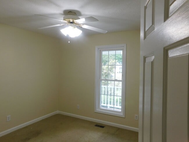 Building Photo - 102 Meadowbrook Dr