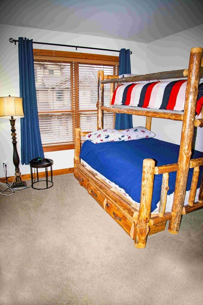 Building Photo - Wonderful Furnished 3 Bedroom & 2 Bathroom...