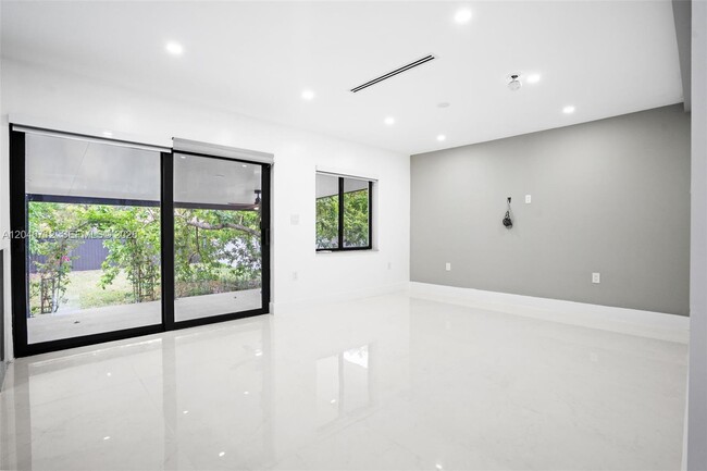 Building Photo - 56 Whitethorn Dr