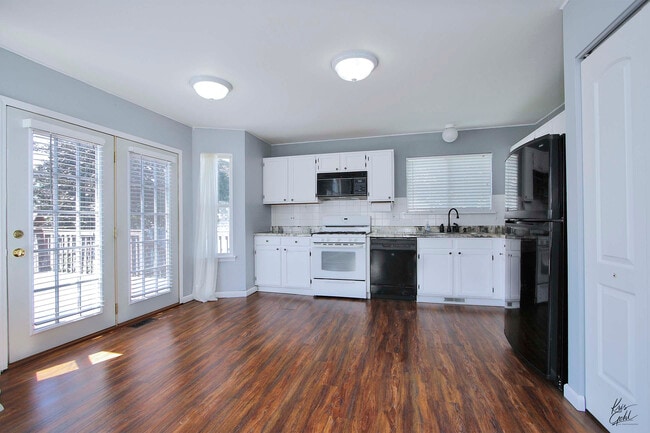 Building Photo - 9 W Dahlia Ln