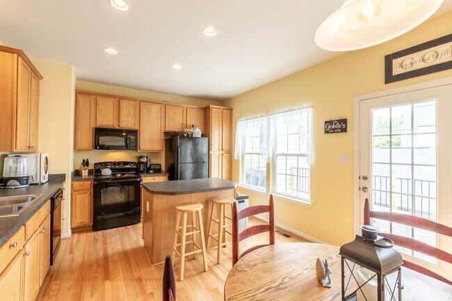 Building Photo - 703 Rainier Rd