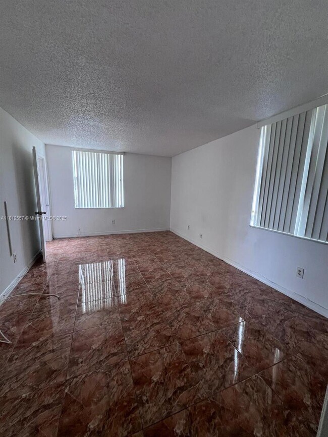 Building Photo - 14601 N Kendall Dr