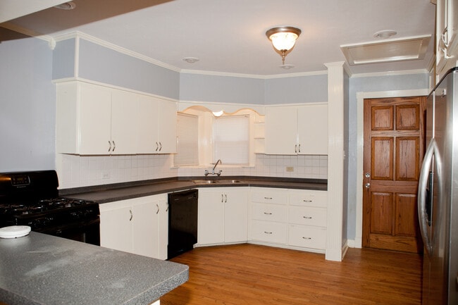 Building Photo - Charming 2-Bedroom Home with Spacious Back...