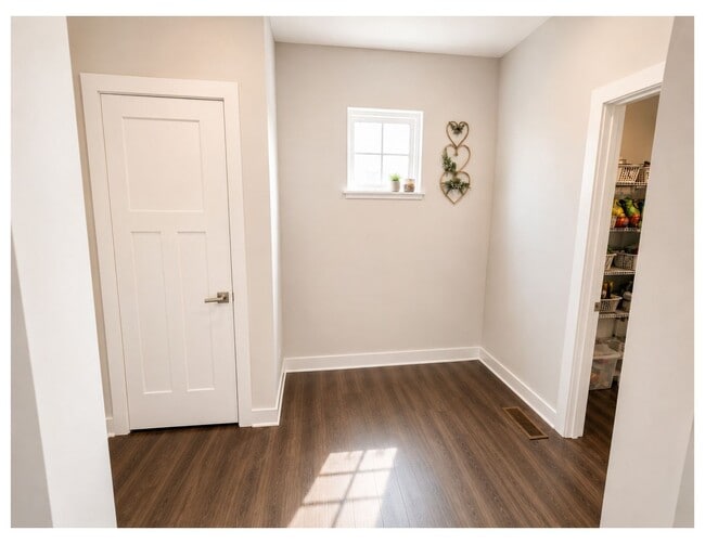 Building Photo - 805 Llanelli Dr