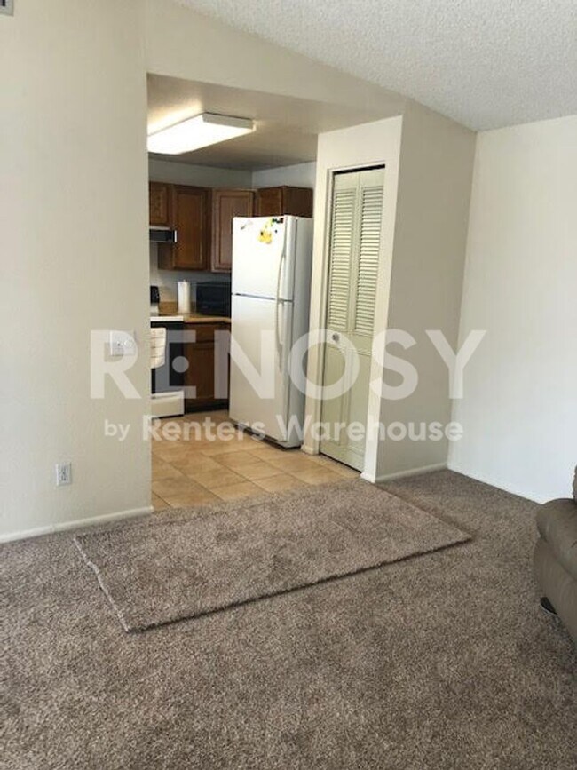 Building Photo - 2126 N Villas Ln