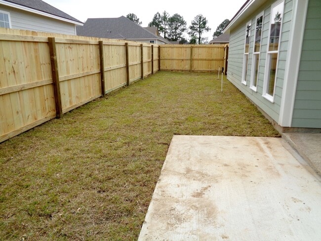 Building Photo - Spacious 4BR Home with Open Split Floor Plan, Granite Kitchen & Fenced Yard