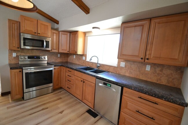 Building Photo - Westside 4 Bedroom with AC!