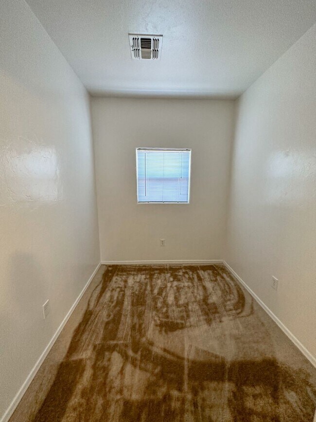Building Photo - Large 4 bedroom home with Den - Corner lot...