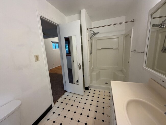 Building Photo - 2527 Delwood Ave