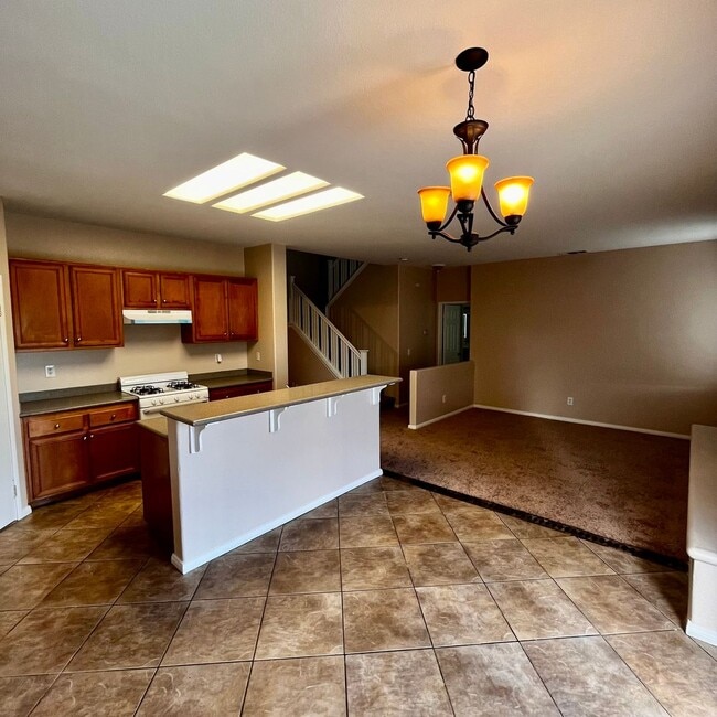 Building Photo - 5 BEDROOM VICTORVILLE HOME