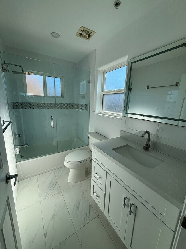 Building Photo - Remodeled 3 Bed 3 Bath Townhome for Rent in Glendale, CA