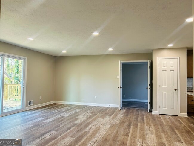 Building Photo - 6165 Radford Dr