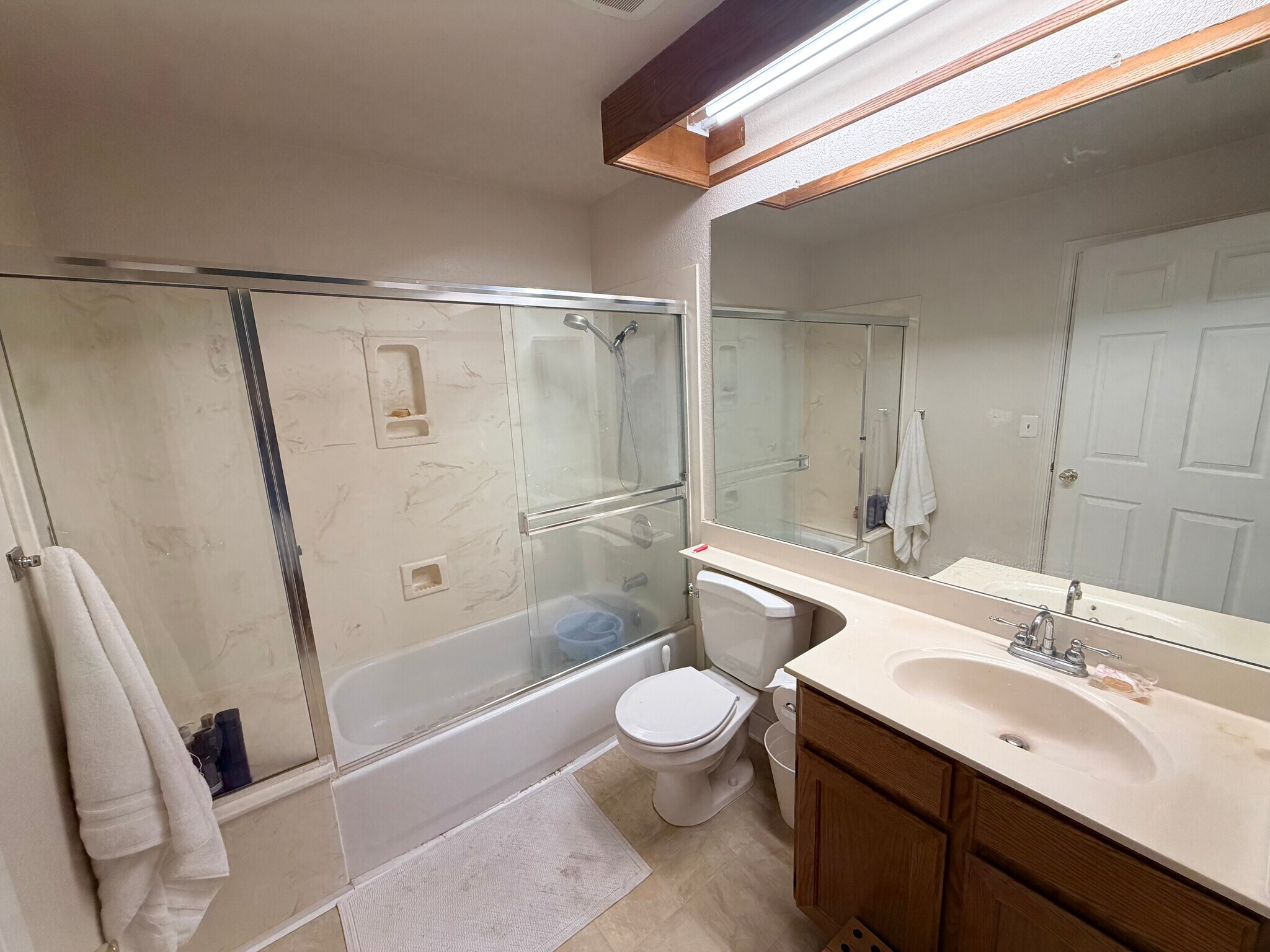 Shared bath for 2nd and 3rd Bed - 4135 Stanley Blvd