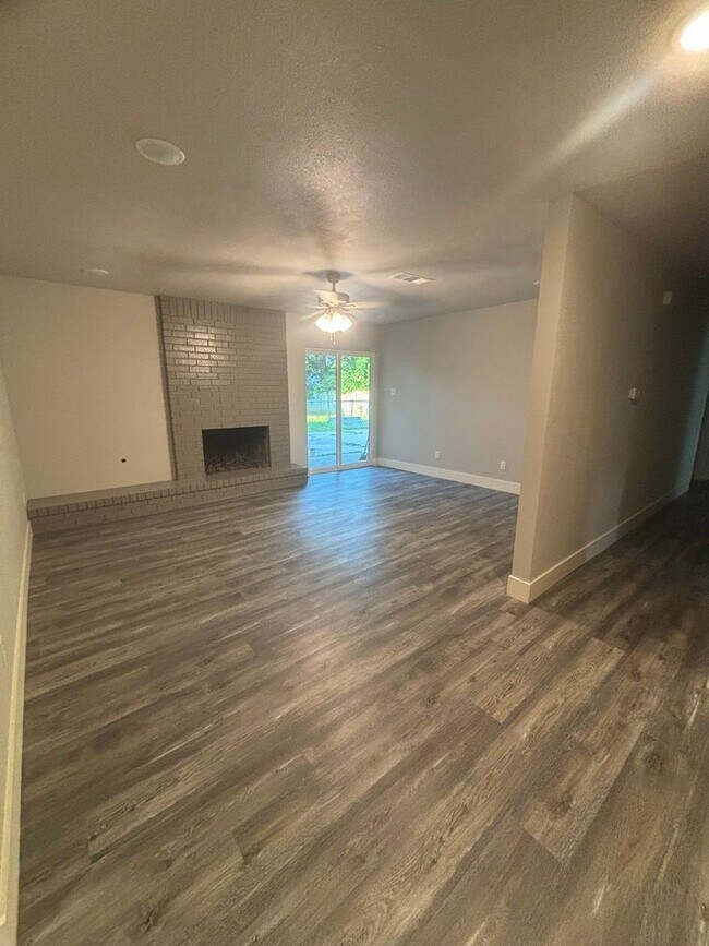 Building Photo - Three Bedroom/Two Bath Home