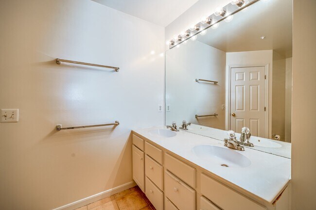 Building Photo - 2-level condo, conveniently located