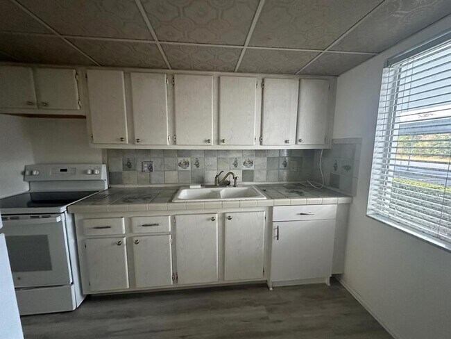 Building Photo - 2060 Marilyn St