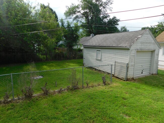 Building Photo - 2 Bed 1 Bath House in El Dorado w/ Hardwoo...