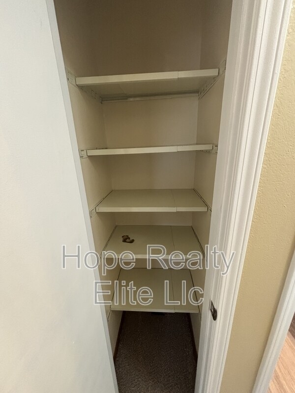 Building Photo - 902 Rancher Dr