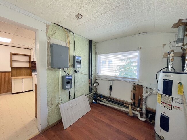 Building Photo - Spacious 3 bedroom home