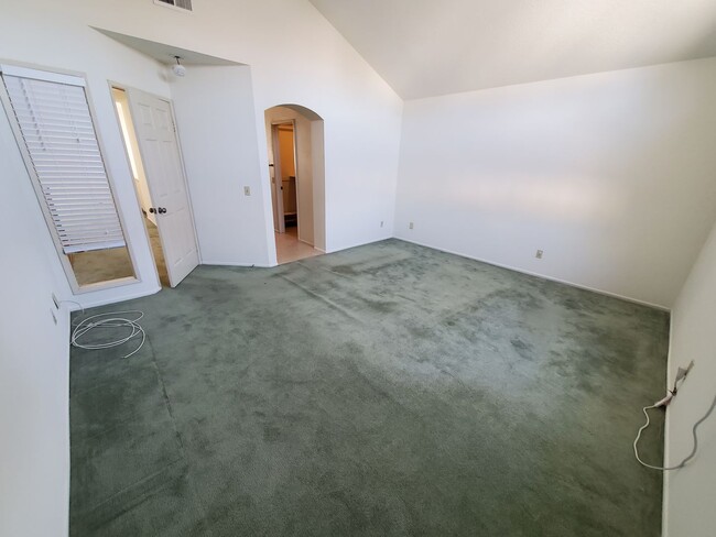 Building Photo - Beautiful Woodbridge/Lakeside Home for Lease!