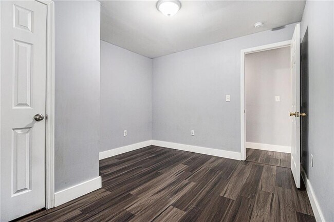 Building Photo - 814 Humphries St SW
