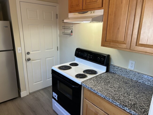 Building Photo - Beautifully Well-Kept 2 Bedroom, 1 Bath Home