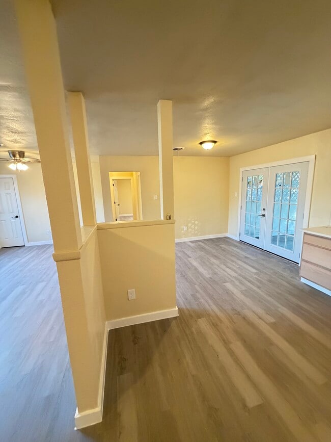 Building Photo - 903 Curry Ave