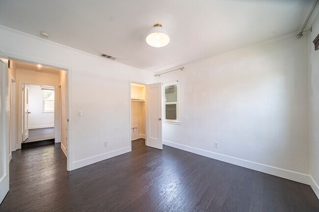 Building Photo - 4978 N North Maywood Ave