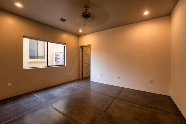 Building Photo - 2010 E 1st St