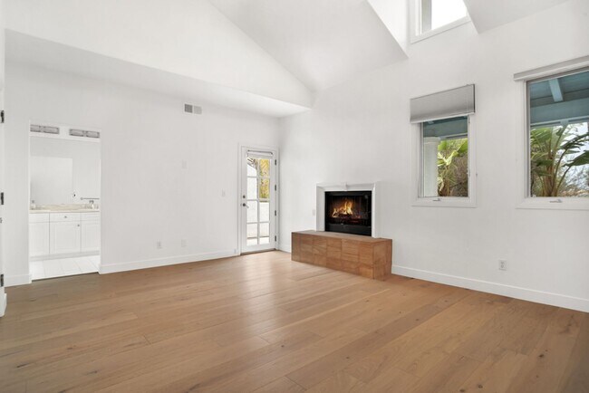 Building Photo - UPDATED LUXURY MALIBU CONDO!