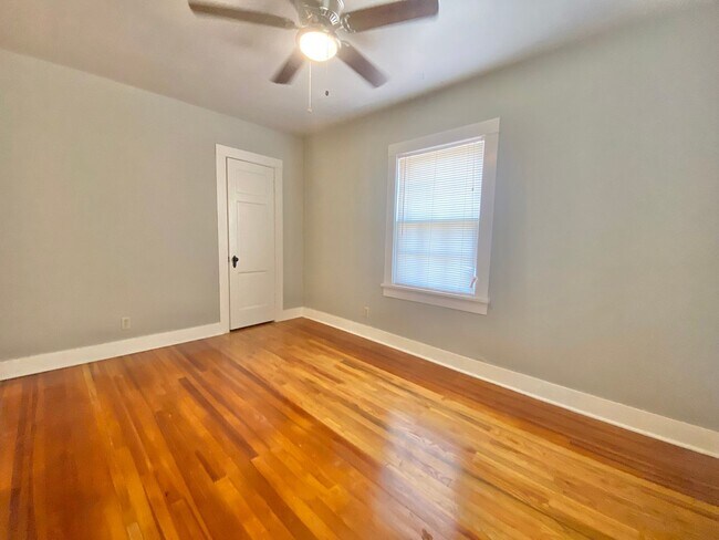 Building Photo - Larger 2 bed 1 bath cute cottage now avail...
