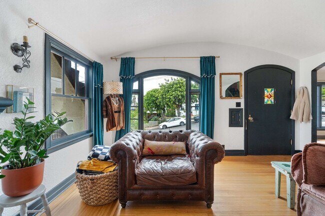 Building Photo - Historic Charm Meets Modern Living – Stunning 5 Bedroom Home on Iconic Myrtle Avenue