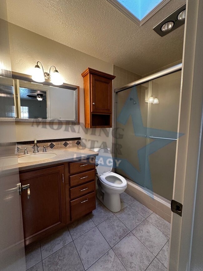 Building Photo - Large 2 bedroom with sunroom in immaculate condition.  Telshor neighborhood with garage!