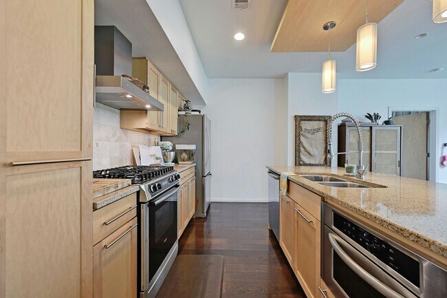 Building Photo - Prime Location, Luxurious Living!