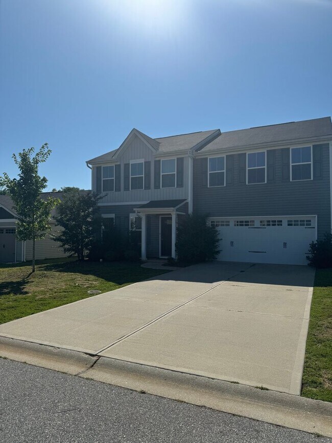 Building Photo - Price & Location!