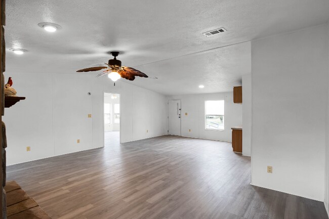 Building Photo - 571 Lindsey Dr