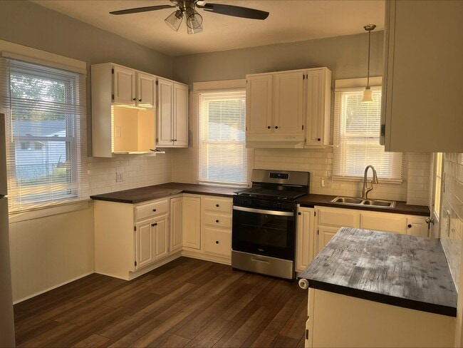 Building Photo - Adorable updated home in Moline!
