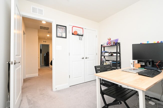 Building Photo - 522 Calvert Way