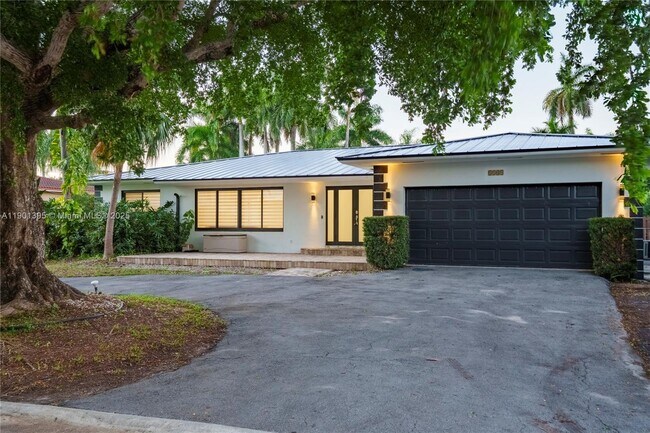 Building Photo - 1141 N North Lake Dr