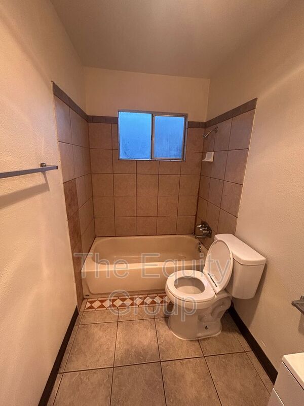 Building Photo - 331 E Elm St