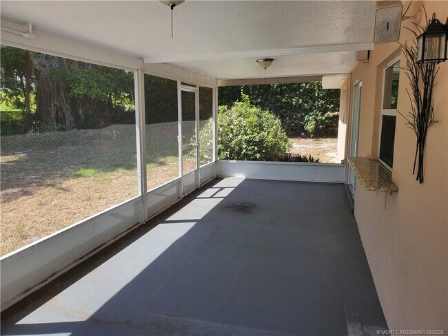 Building Photo - 1257 NE Sago Dr