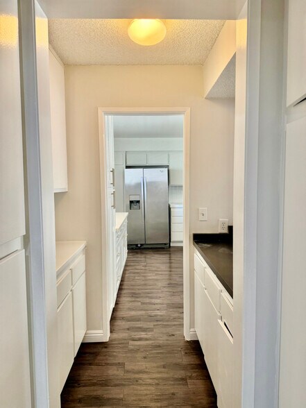 Building Photo - 17440 Burbank Blvd