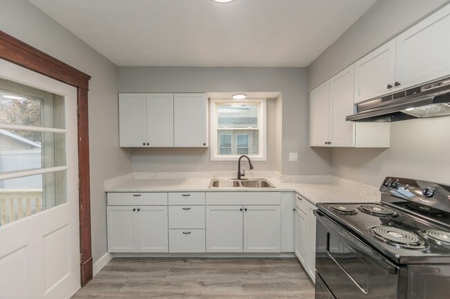 Building Photo - 1038 W 11th St