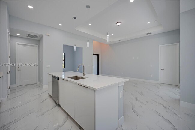 Building Photo - 872 Spaulding St E
