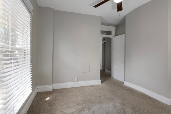 Building Photo - 915 E 29th St