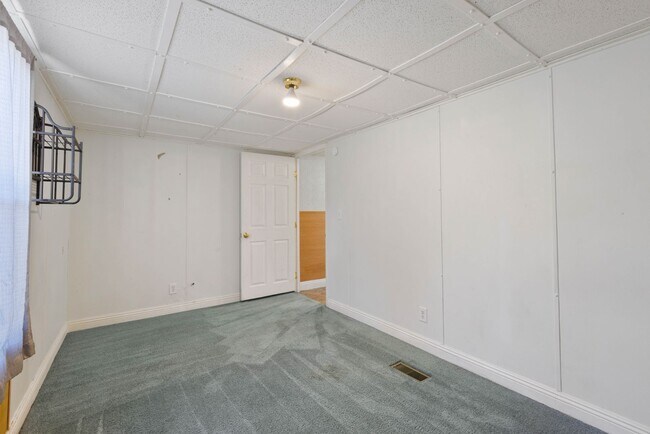 Building Photo - Large manufactured home