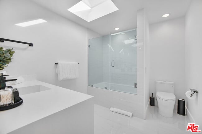 Building Photo - 30020 Morning View Dr