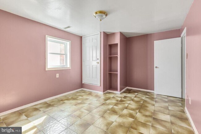 Building Photo - 2301 S 16th St