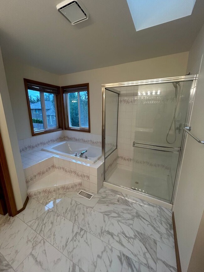 Building Photo - 4 Bed 3 Bath Fully Fenced Kenmore Home